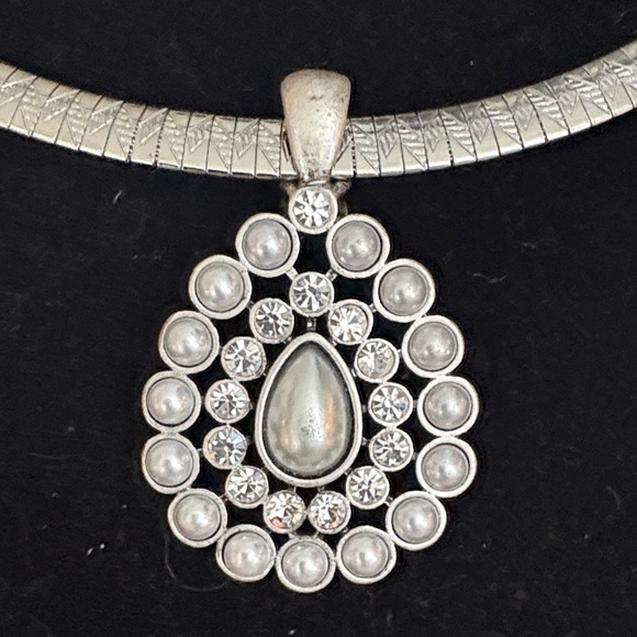 Jewelry - Elegant Silver Necklace with Pendant